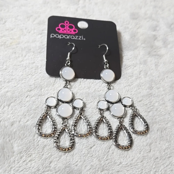 paparazzi Jewelry - #415 NWT Paparazzi earring silver tone